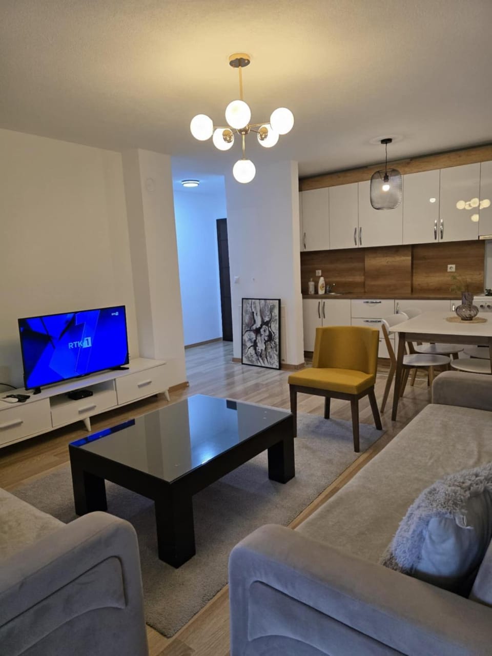 TV and multimedia, Kitchen or kitchenette, Living room, Seating area, Dining area