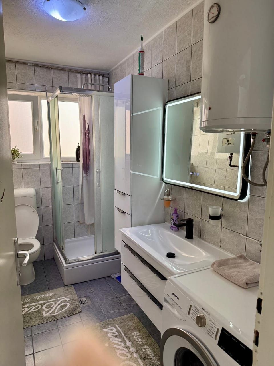 Shower, Toilet, Bathroom, towels, washing machine