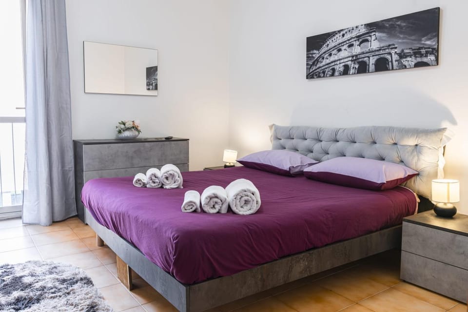 Photo of the whole room, Bedroom, towels