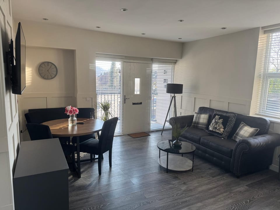 TV and multimedia, Living room, Seating area, Dining area