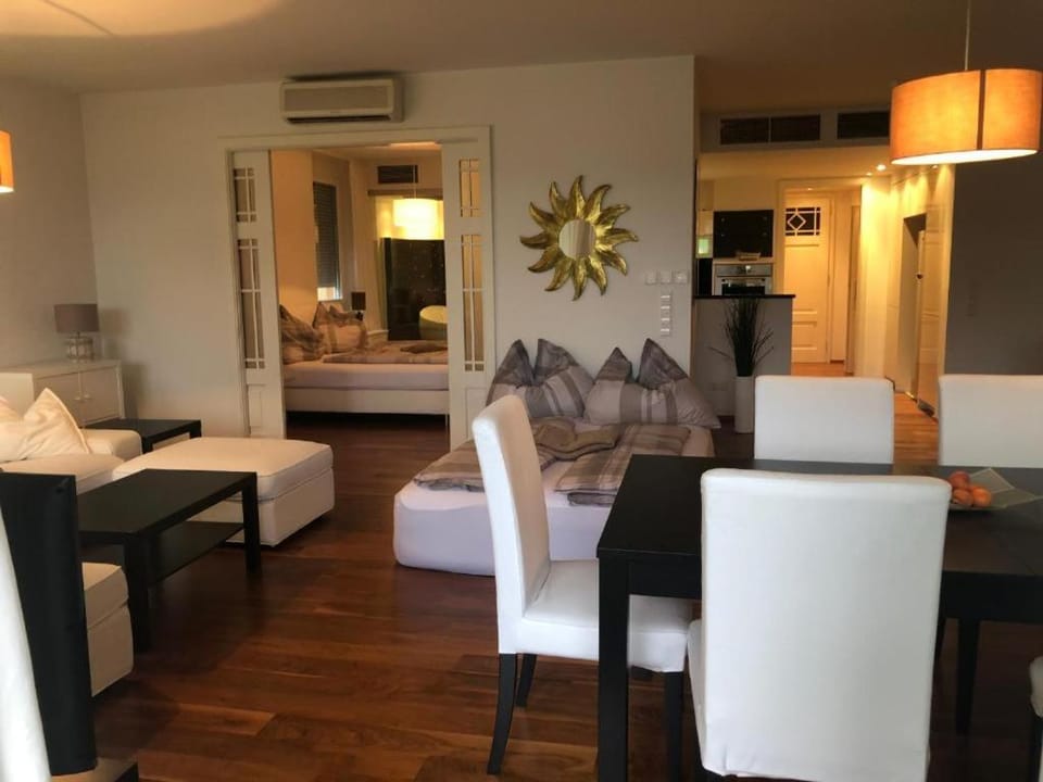 Bed, Kitchen or kitchenette, Photo of the whole room, Dining area, Bedroom