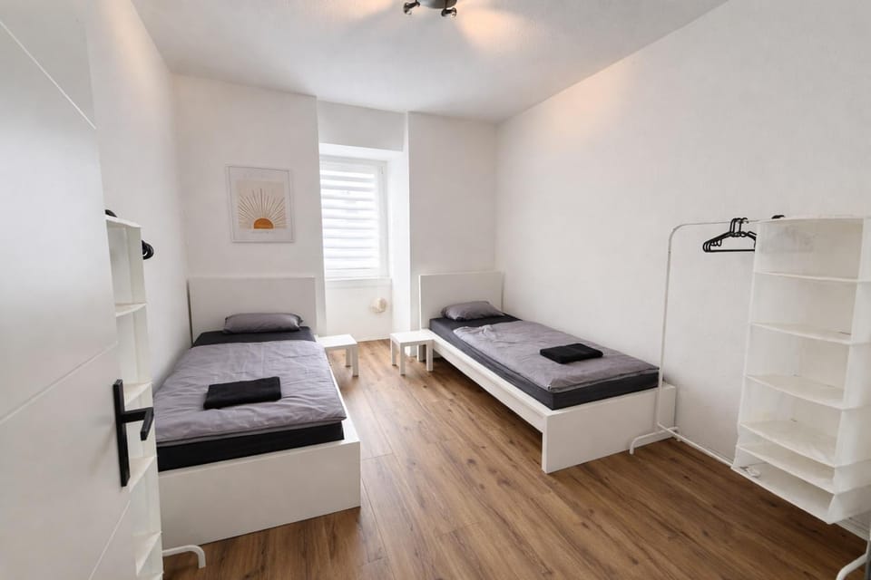 Frankfurt Messe 7min- 3 Zimmer Küche Bad Parkplatz 6 Betten Apartment in Frankfurt