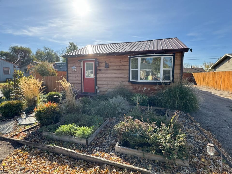 Property building, Garden, Parking