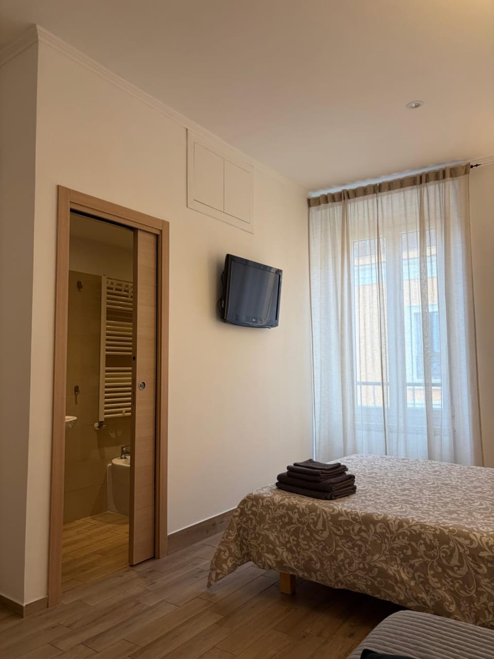 Bed, TV and multimedia, Photo of the whole room, Bedroom