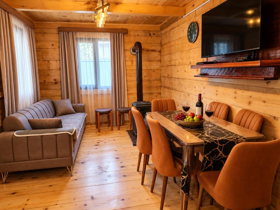 TV and multimedia, Living room, Seating area, Dining area