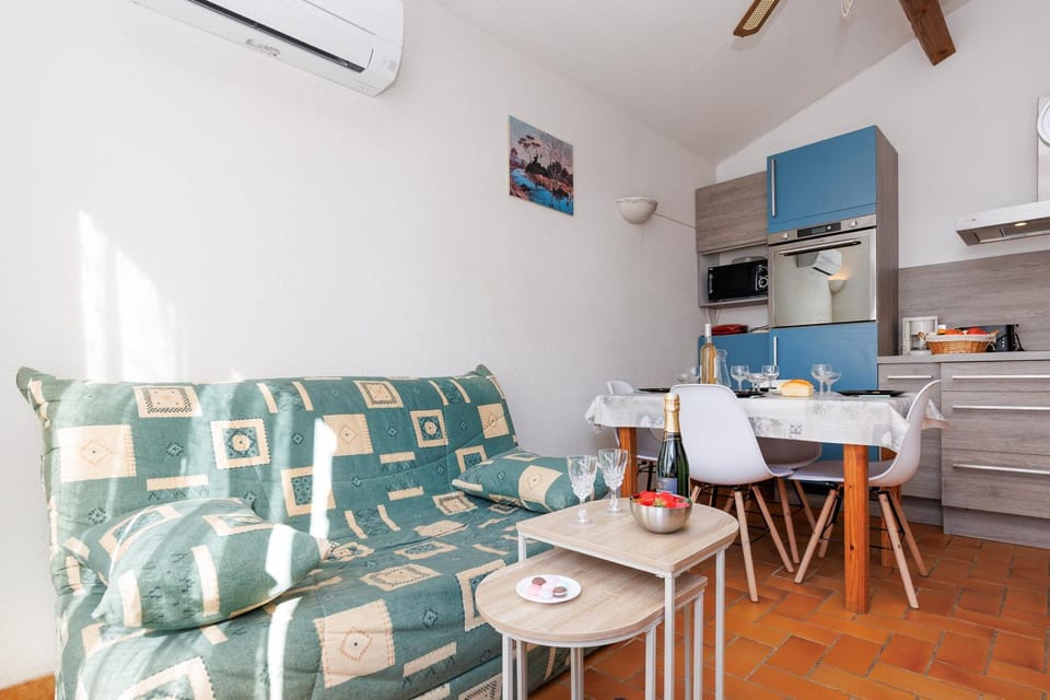 Living room, air conditioner