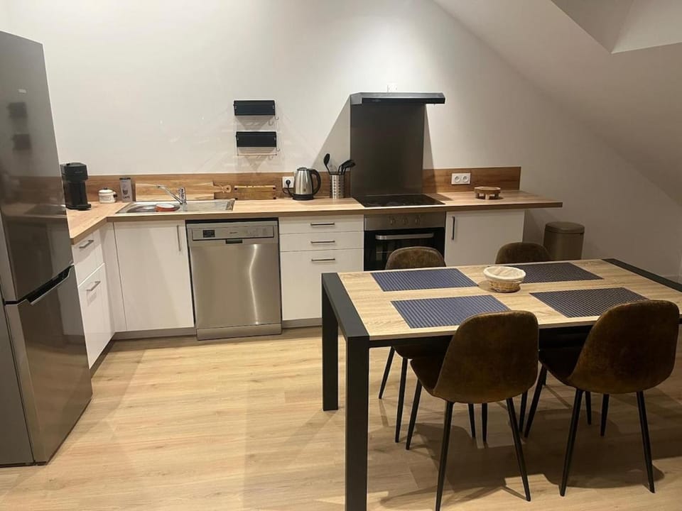 Kitchen or kitchenette, Dining area