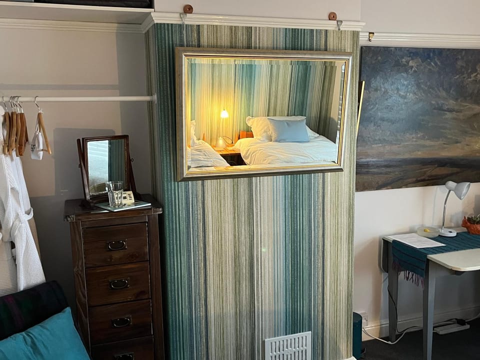 Photo of the whole room, Bedroom, wardrobe