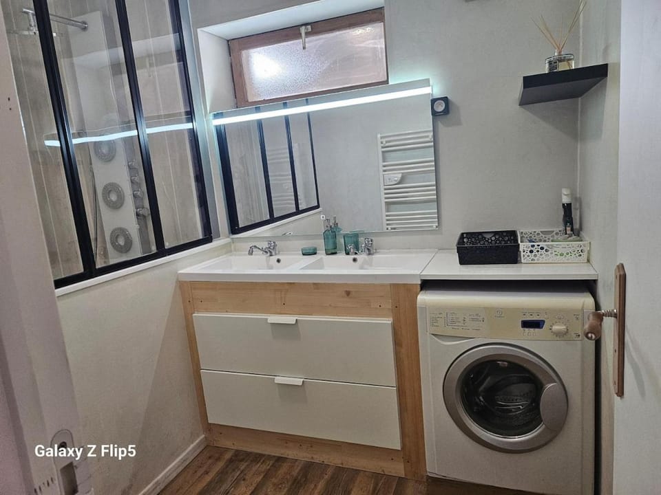 Bathroom, washing machine