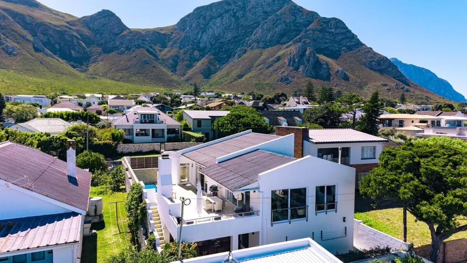 Property building, Nearby landmark, Day, Neighbourhood, Natural landscape, Bird's eye view, Mountain view, Street view