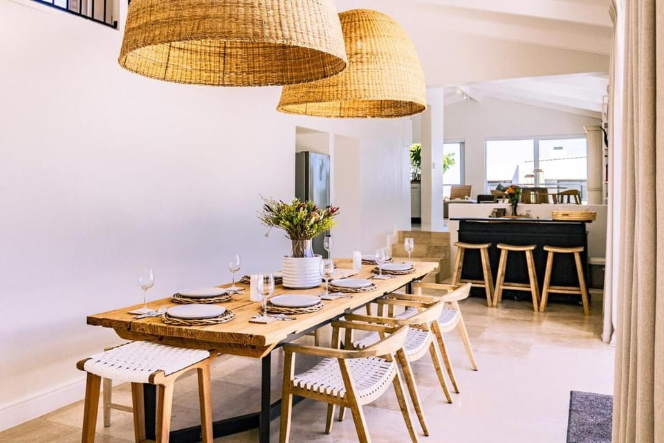 Food and drinks, Seating area, Dining area, Pool view, minibar