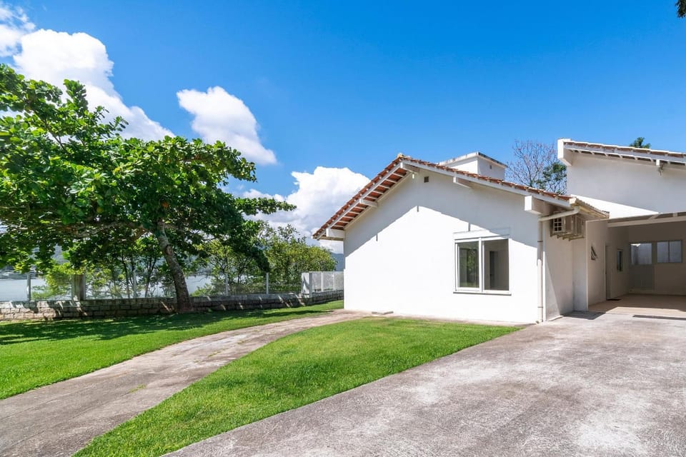 Casa Cerutti 3Q com vista para o mar by Achei House in Florianopolis
