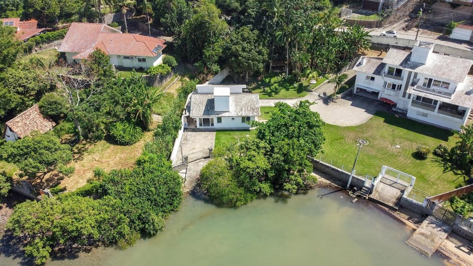 Casa Cerutti 3Q com vista para o mar by Achei House in Florianopolis