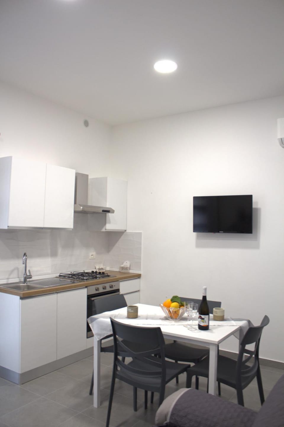 Kitchen or kitchenette, Dining area, oven, stove