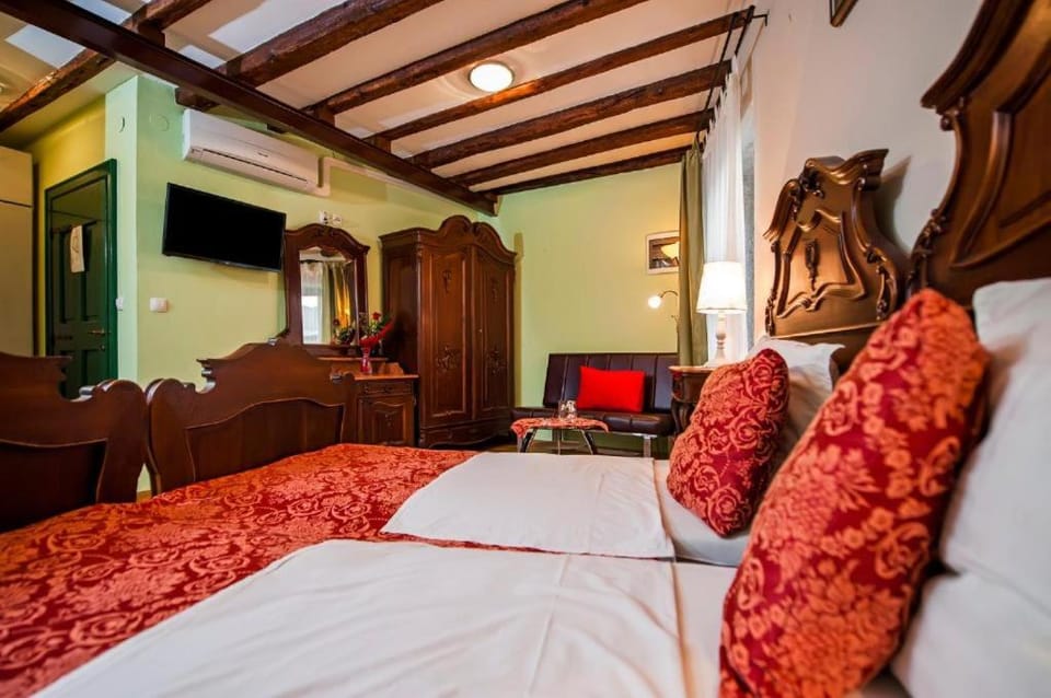 Bed, TV and multimedia, Bedroom, air conditioner