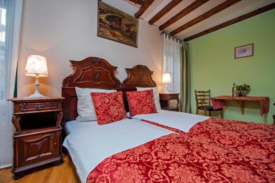 Bed, Living room, Bedroom