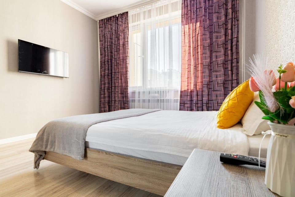 Bed, TV and multimedia, Photo of the whole room, Bedroom