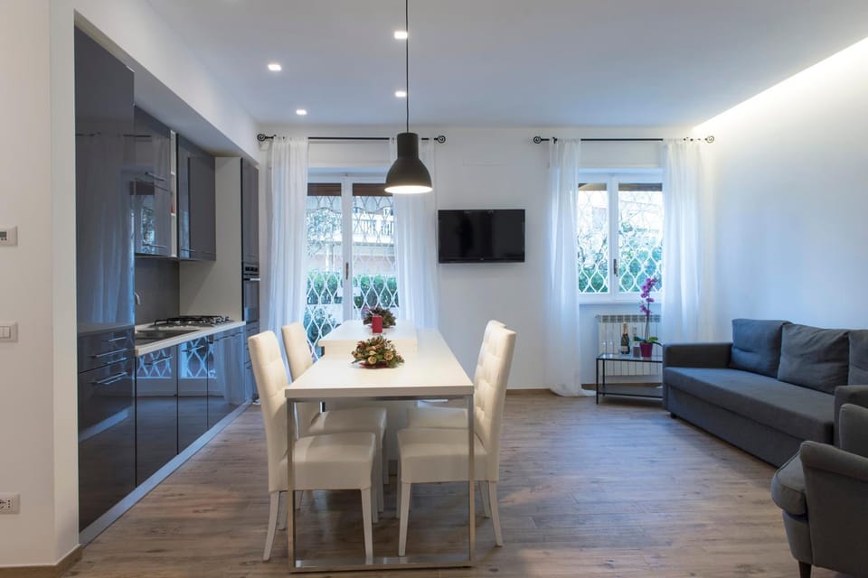 TV and multimedia, Living room, Seating area, Dining area