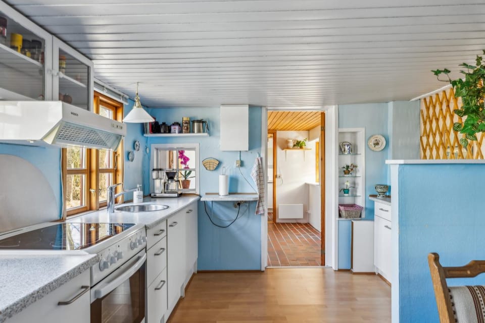 Kitchen or kitchenette, oven, pet friendly, stove