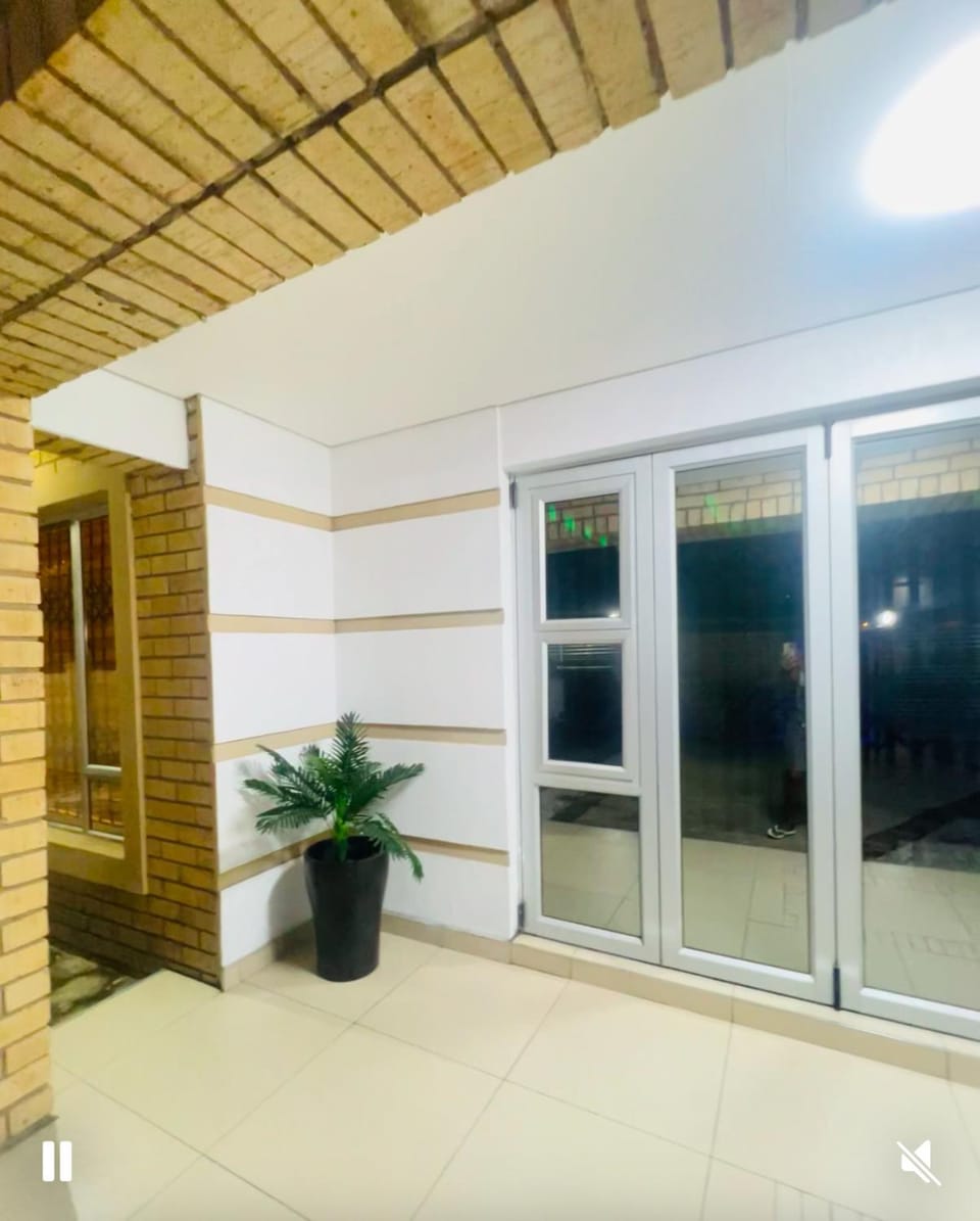 THE NIGHT Guesthouse Bed and Breakfast in KwaZulu-Natal
