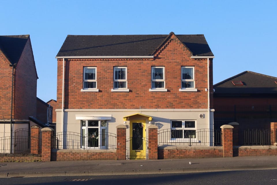 Superb Large Bespoke 5 Star Detached Villa, Prime Location, Belfast Stay Villa in Belfast