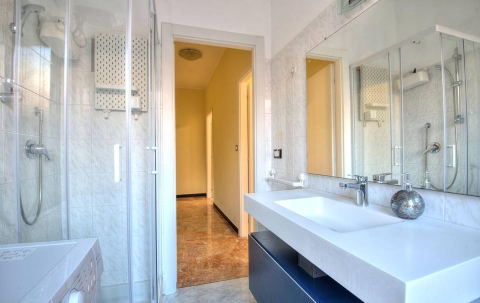 Shower, Bathroom, bidet, towels