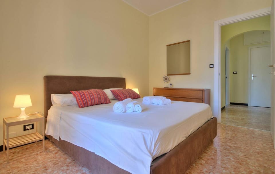 Bed, Bedroom, towels, wardrobe