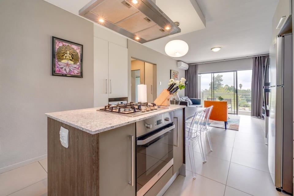 Kitchen or kitchenette, Dining area, stove