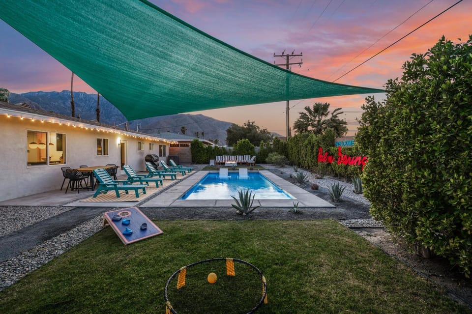 NEW Retro Escape 70's Vibes Wellness Game Room House in Palm Springs
