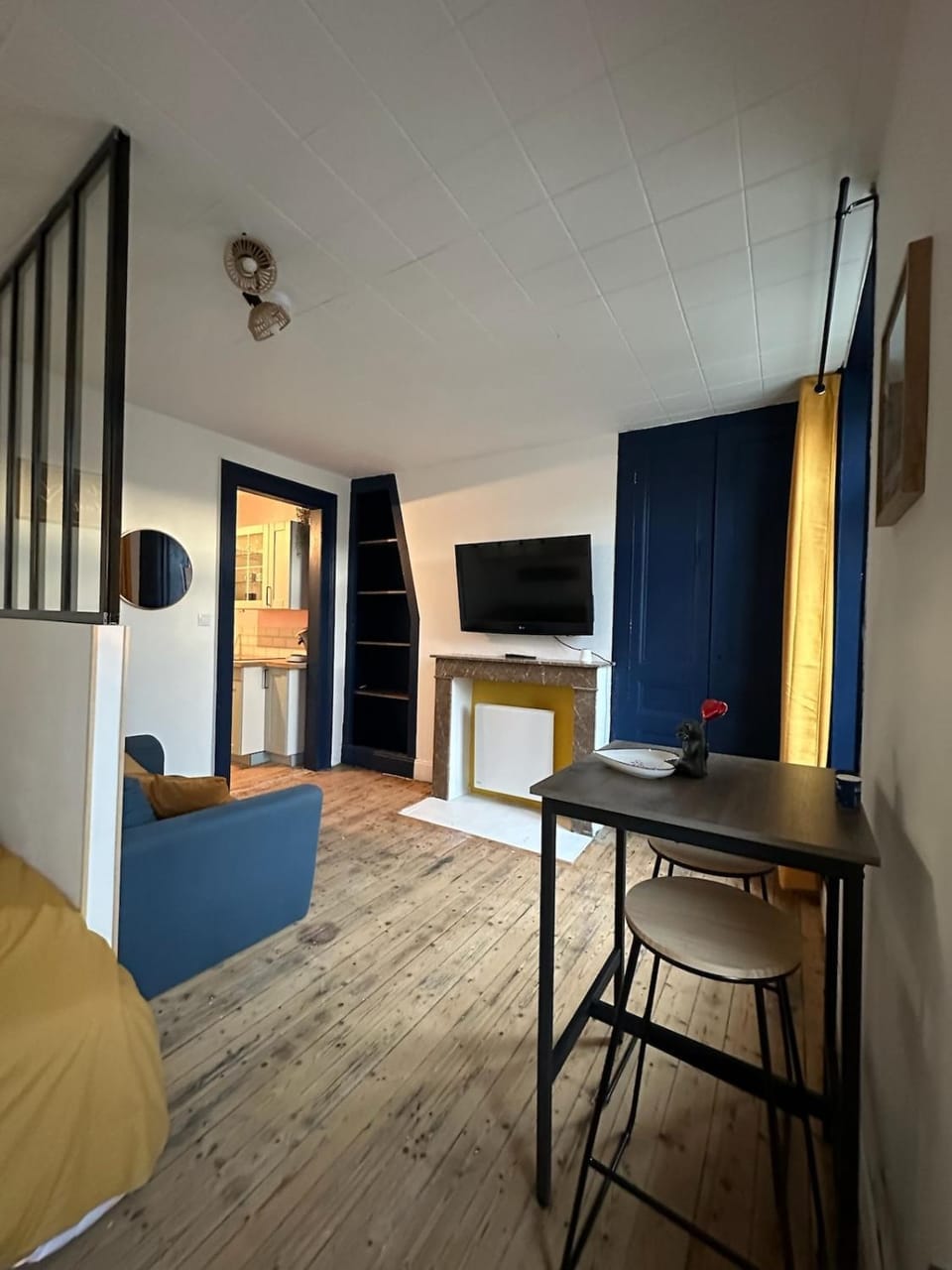 Bed, TV and multimedia, Living room, Photo of the whole room, Seating area, Dining area, Bedroom