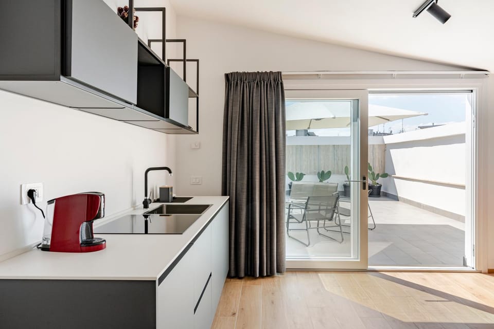 Kitchen or kitchenette, Dining area, stove