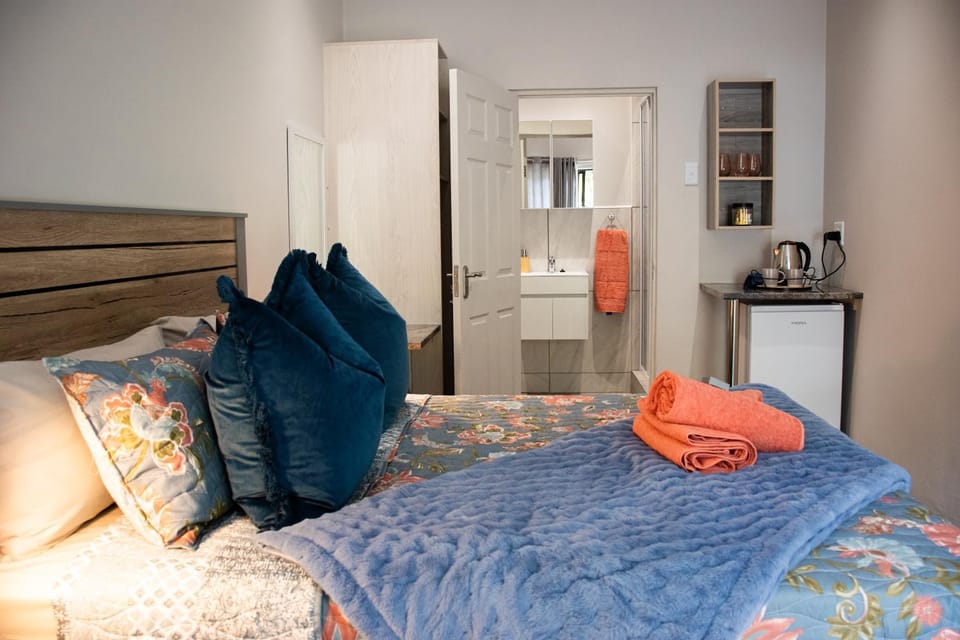 Bed, Photo of the whole room, minibar