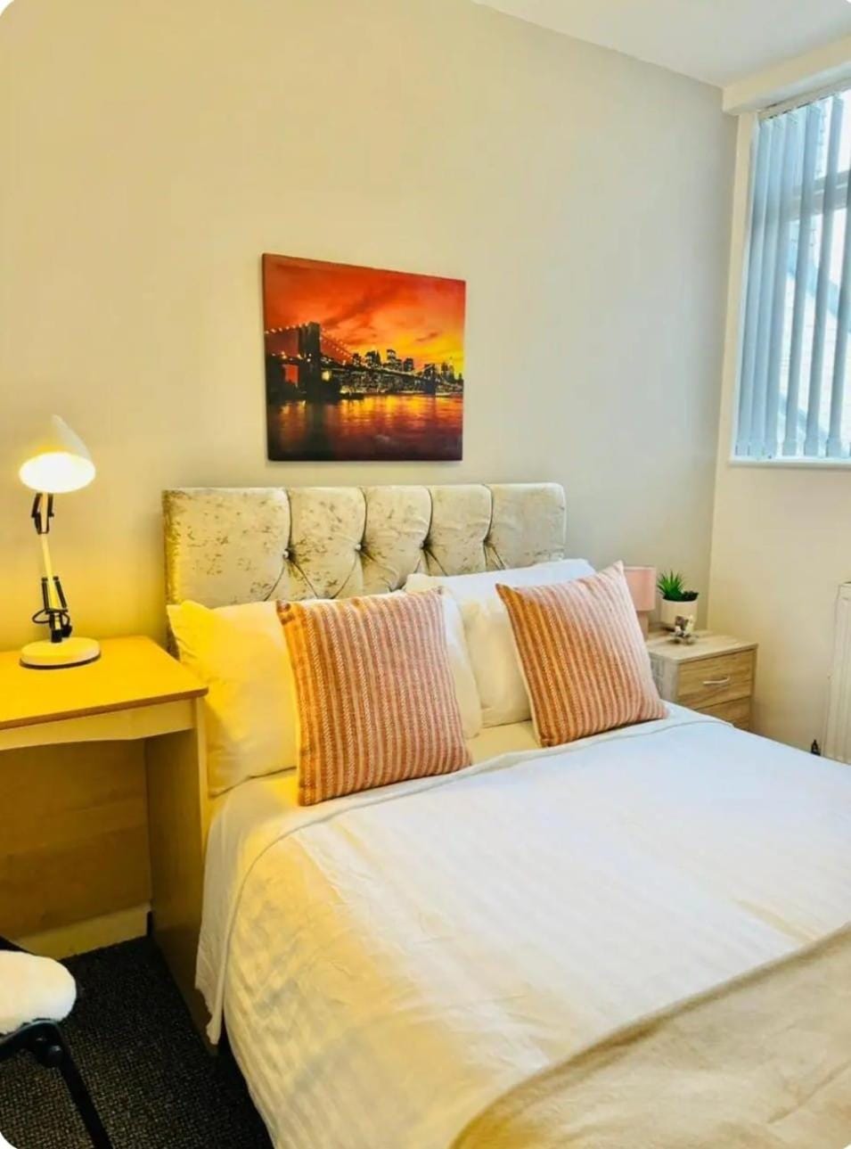 Bed, Living room, Photo of the whole room, Seating area, Bedroom