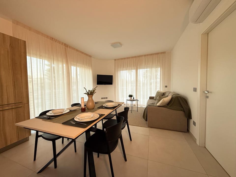 TV and multimedia, Living room, Seating area, Dining area