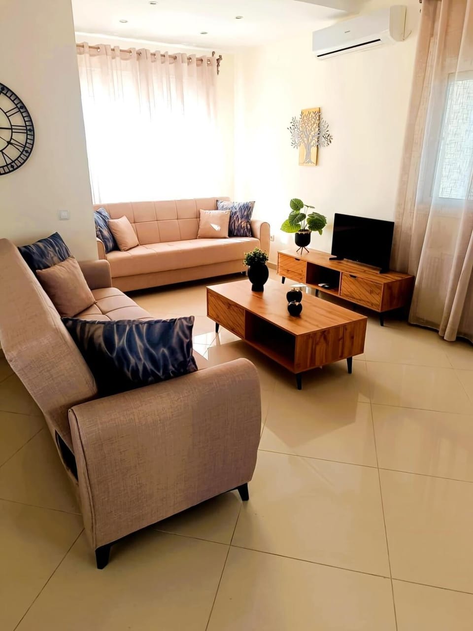 Communal lounge/ TV room, TV and multimedia, Living room, Seating area, Evening entertainment, air conditioner