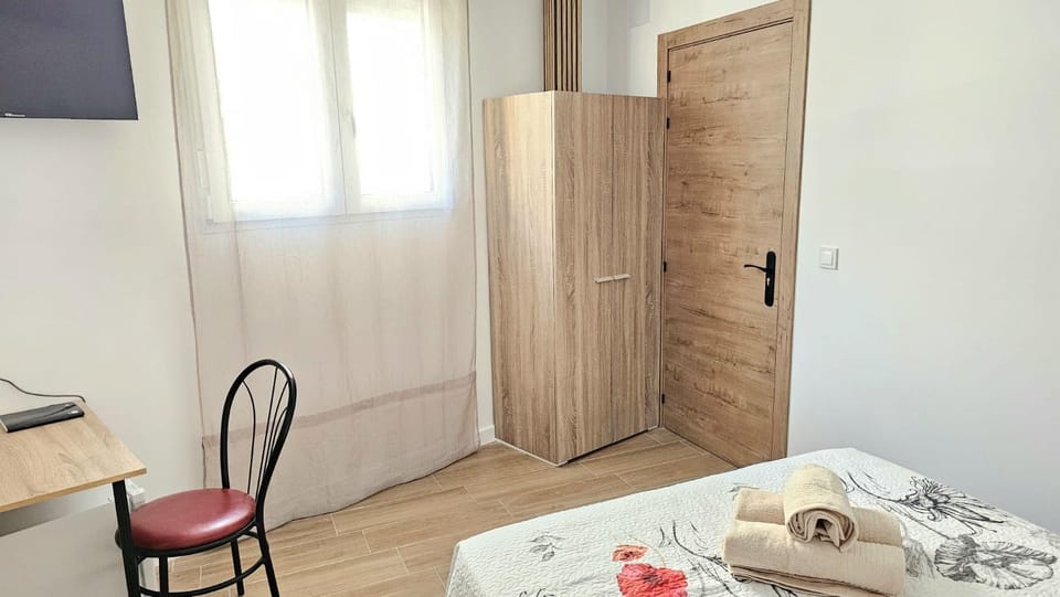 Golden Tower Rooms - auto check-in Bed and Breakfast in Gandia