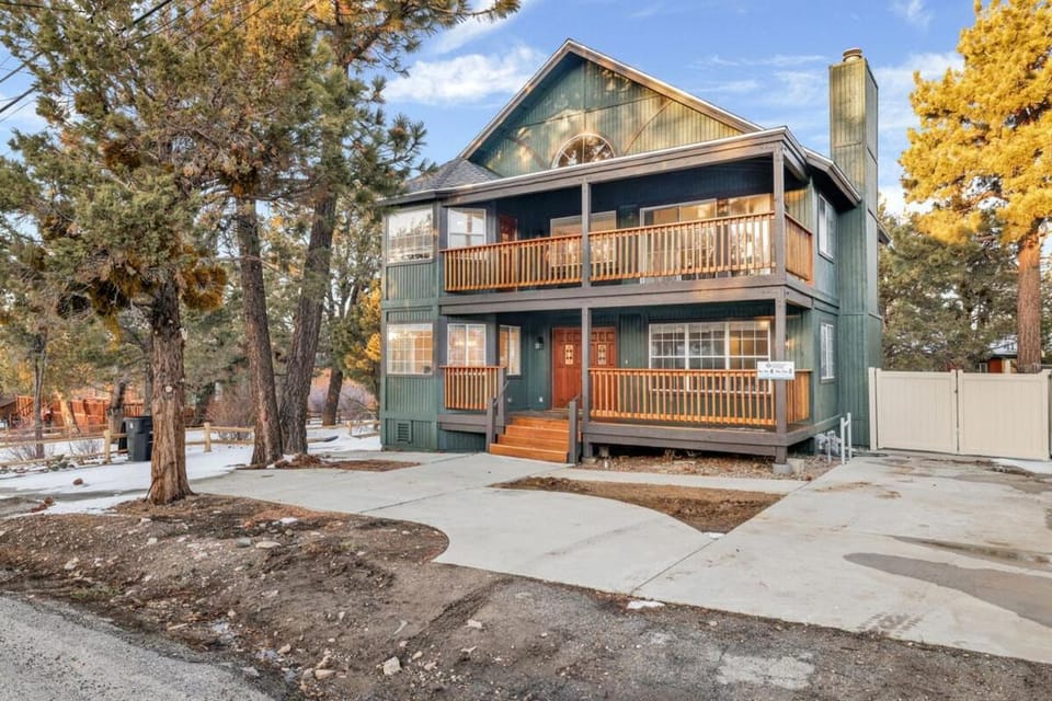 Moonridge Heaven - Fun Packed Central Family Retreat w/ Hot Tub + Games House in Big Bear