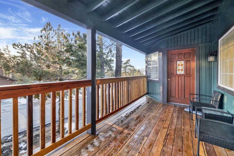Moonridge Heaven - Fun Packed Central Family Retreat w/ Hot Tub + Games House in Big Bear