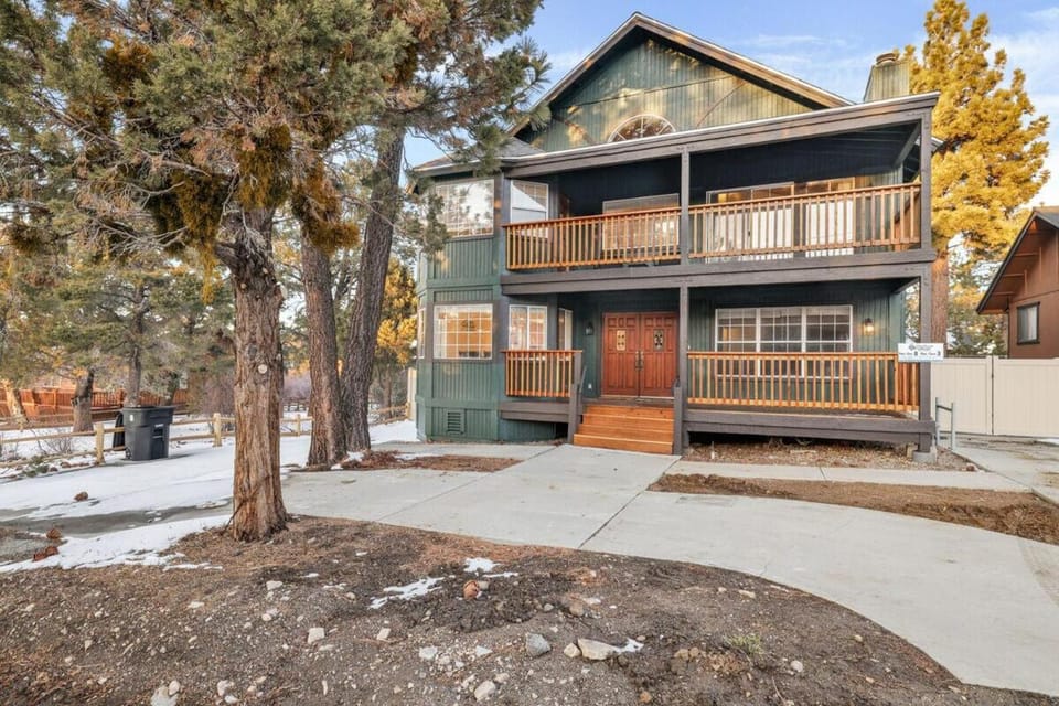 Moonridge Heaven - Fun Packed Central Family Retreat w/ Hot Tub + Games House in Big Bear