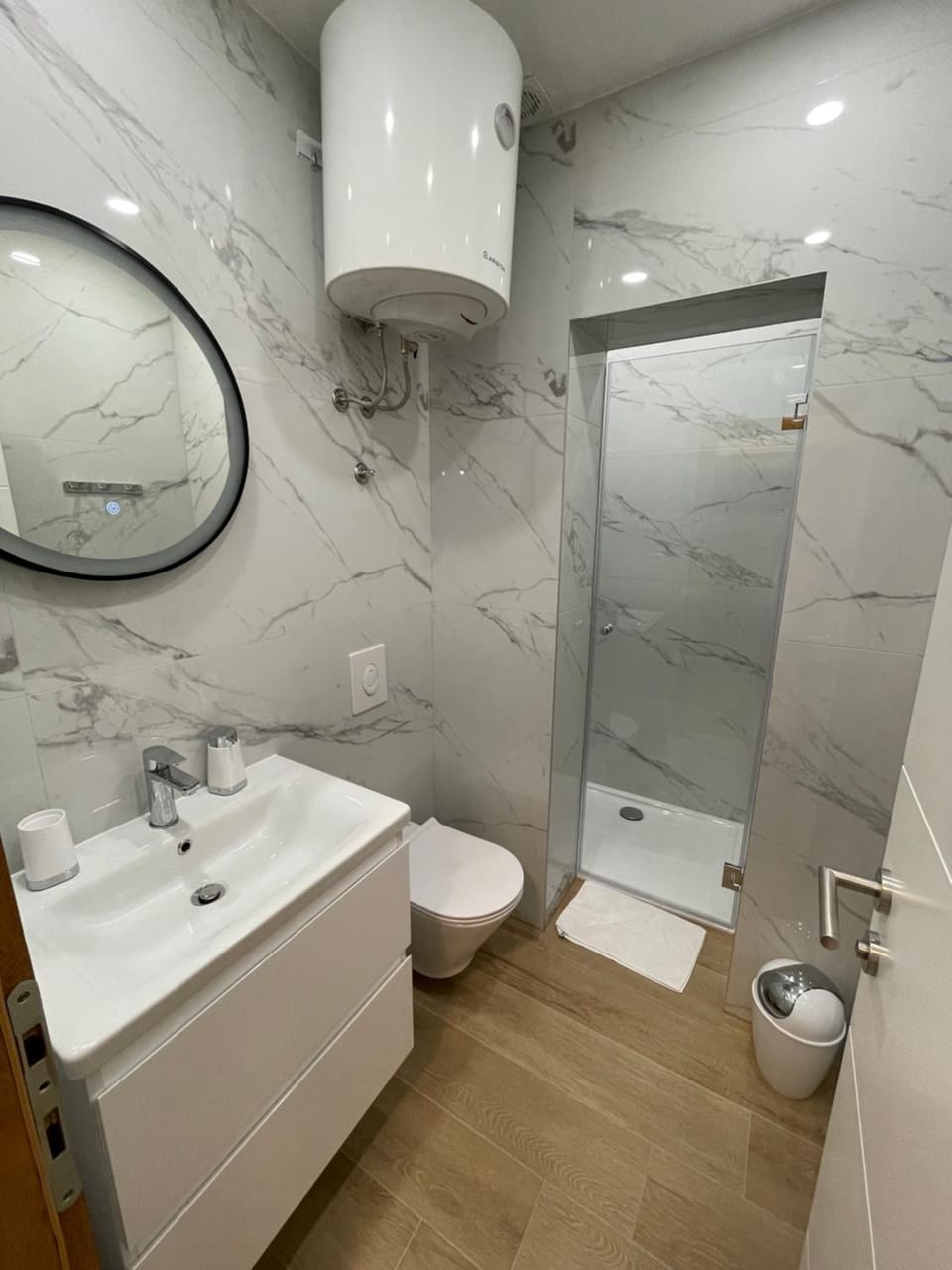 Shower, Toilet, Bathroom, towels