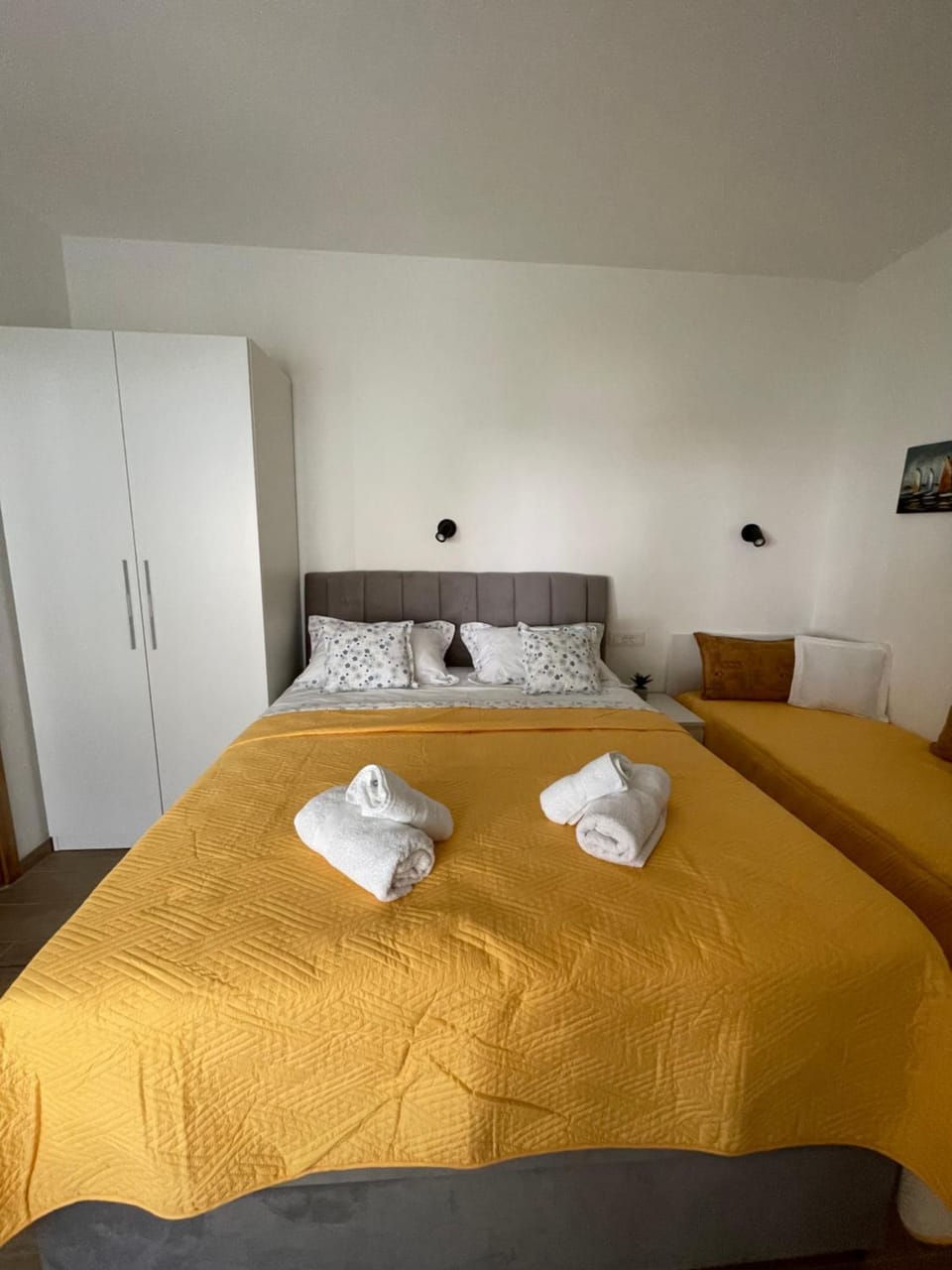 Bed, towels
