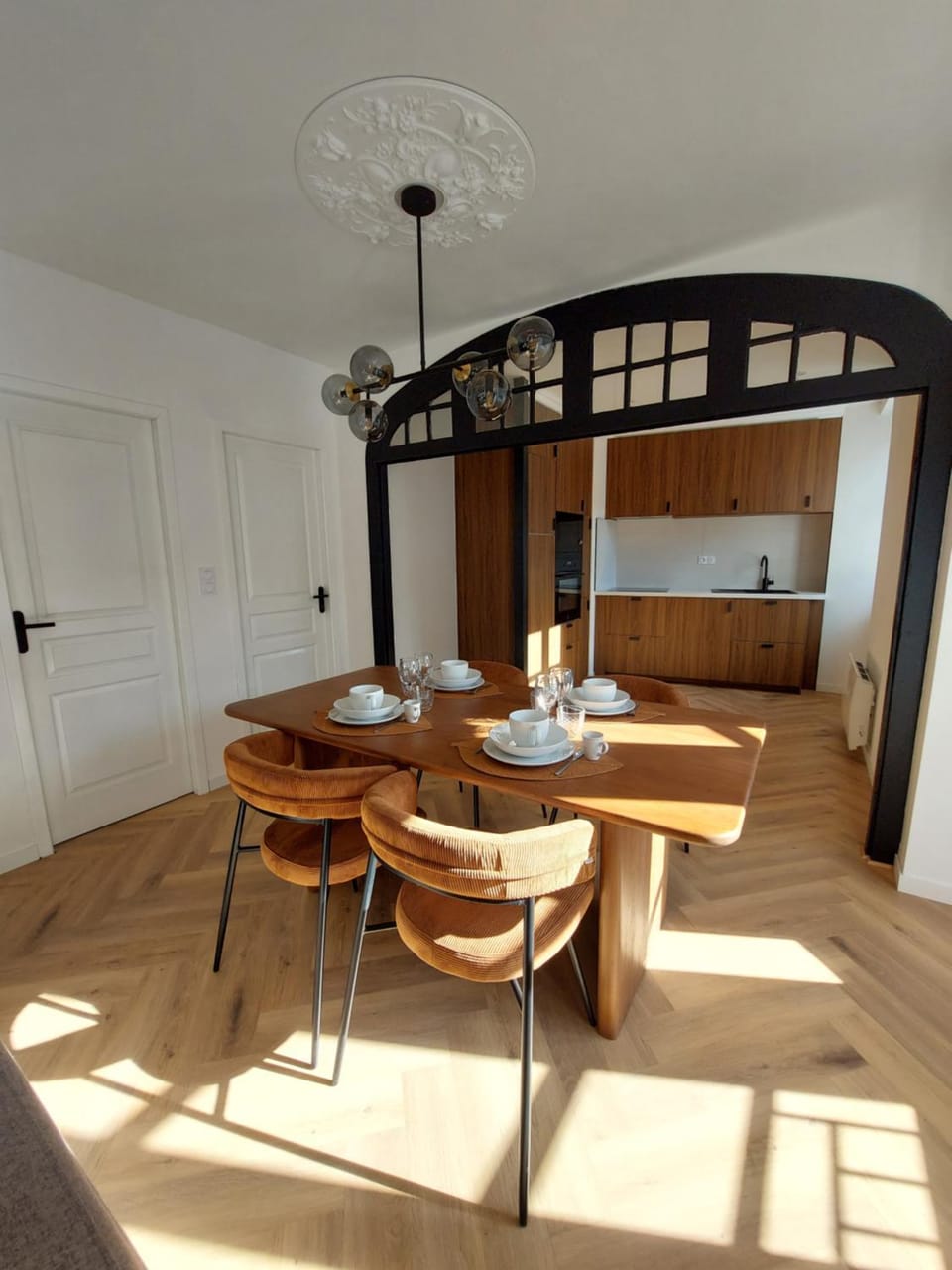 Kitchen or kitchenette, Dining area