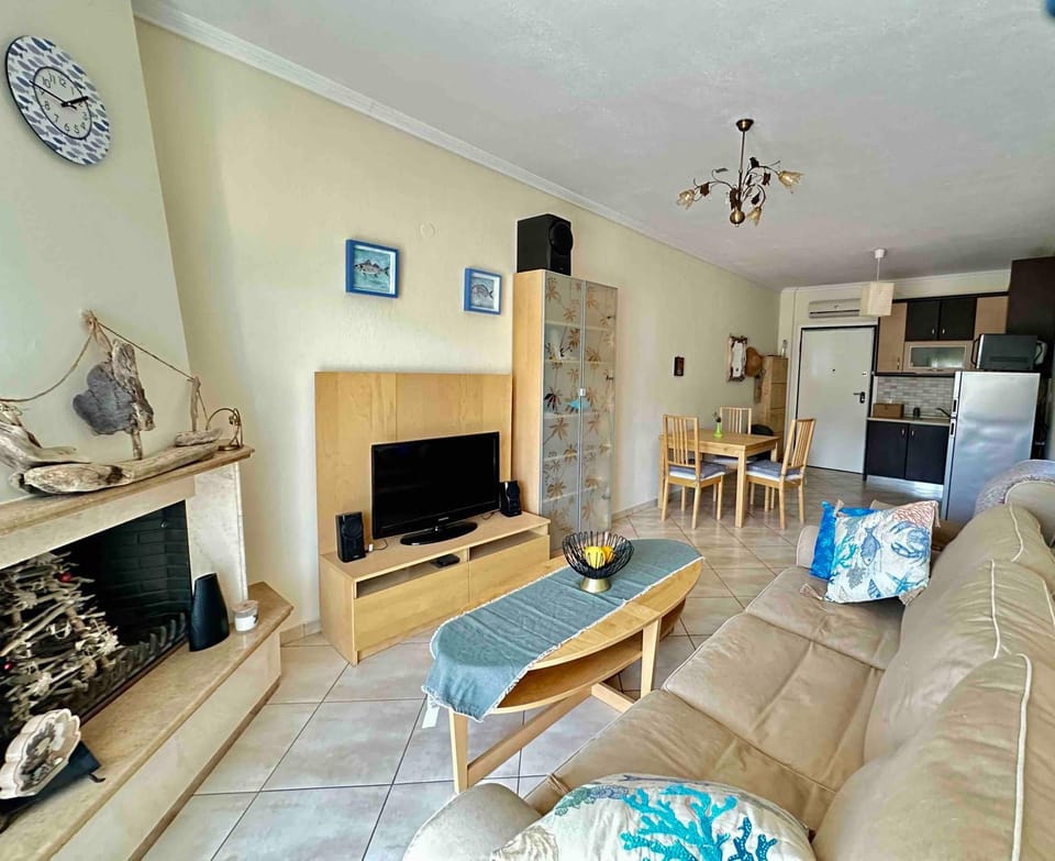 TV and multimedia, Kitchen or kitchenette, Living room, Dining area, stove
