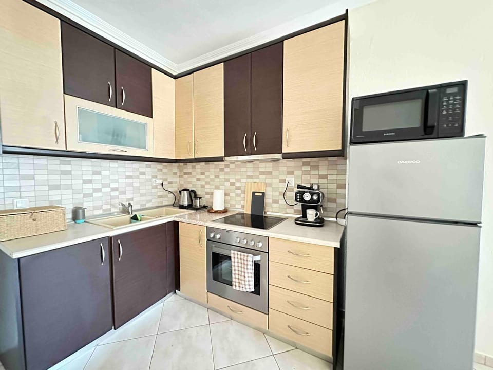 Coffee/tea facilities, Kitchen or kitchenette, oven, stove, toaster