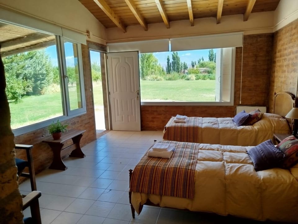 Photo of the whole room, Garden view
