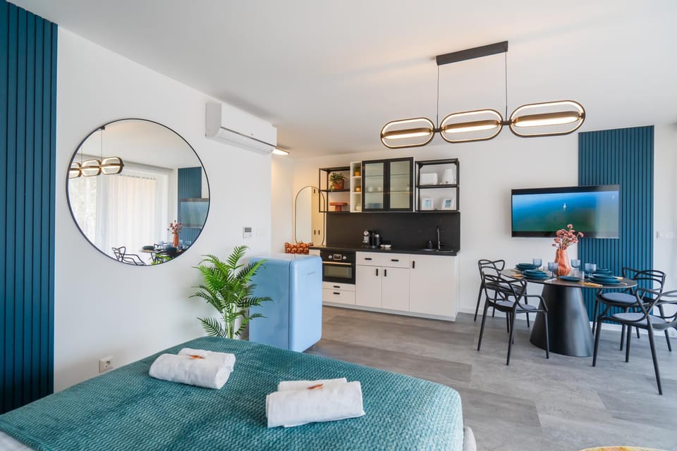 Photo of the whole room, kitchen