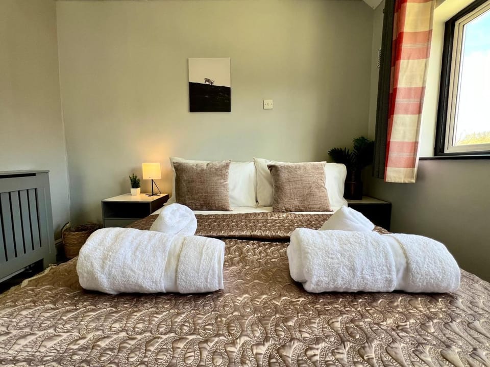 Bed, Bedroom, towels