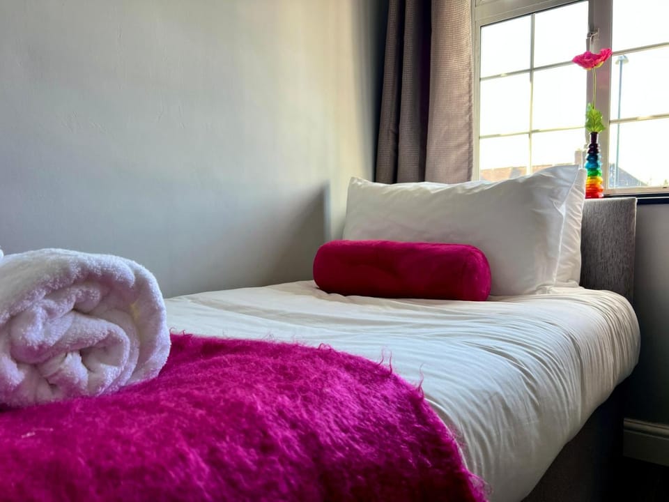 Bed, Photo of the whole room, Bedroom, towels