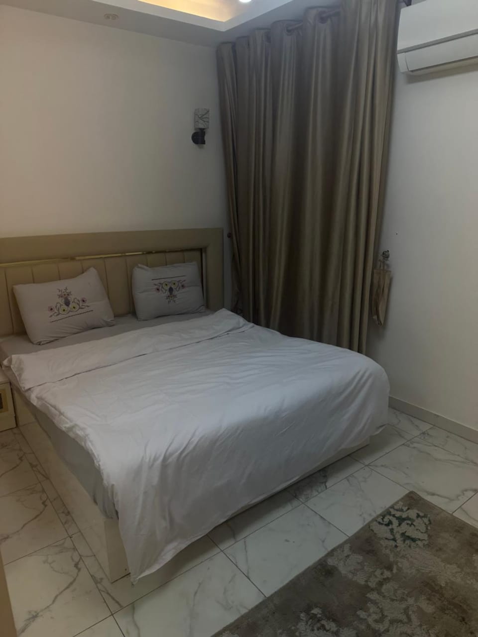 شقه ثلاث غرف وصاله بكورنيش النيل بجوار فندق فورمنت Apartment in Cairo