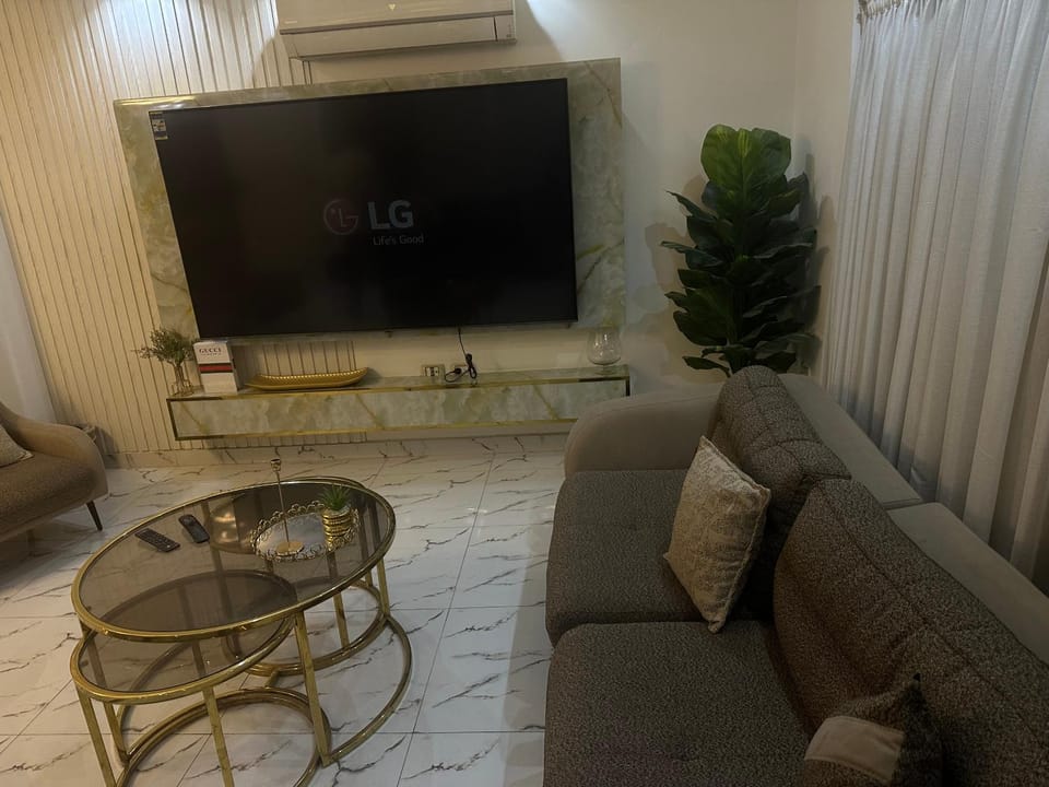 شقه ثلاث غرف وصاله بكورنيش النيل بجوار فندق فورمنت Apartment in Cairo